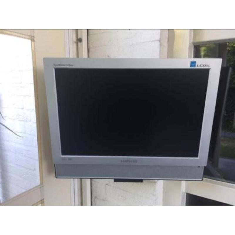 LCD Samsung tv 19 inch met vogels ophangbeugel